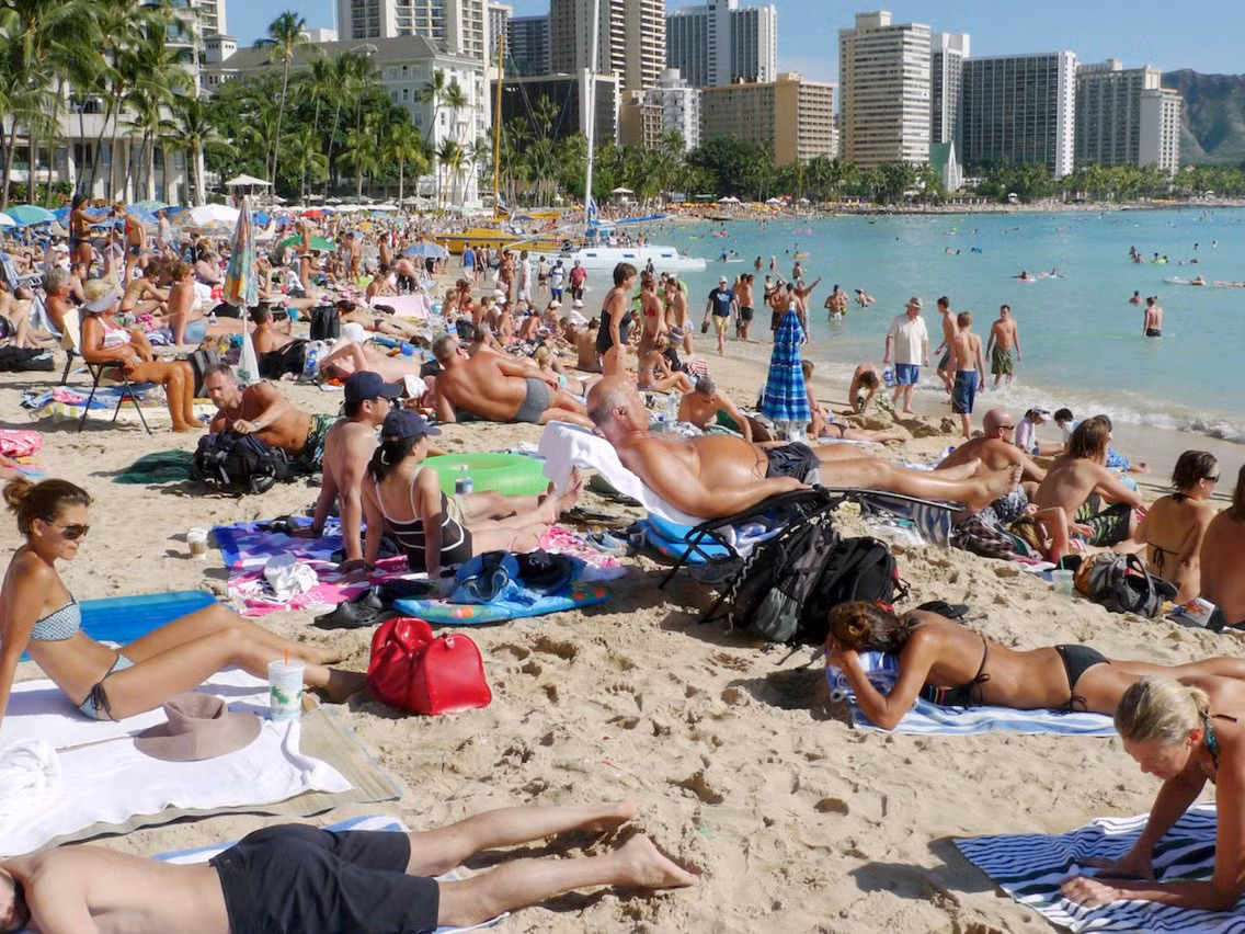 Thực tế ngoài đời thật thì bạn sẽ khó để tìm thấy một bãi cát trắng cho riêng mình trên bãi biển Waikiki giữa "một rừng" du khách đang tắm nắng.