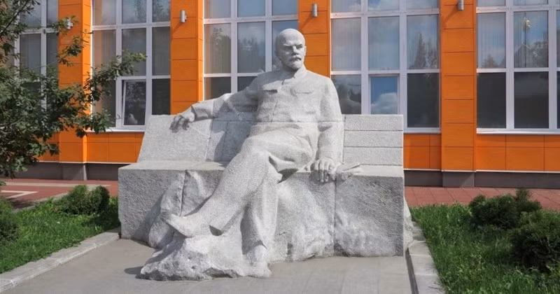 Tượng Lenin được đặt ở vị trí trang trọng trong nông trại. Ảnh: ER.