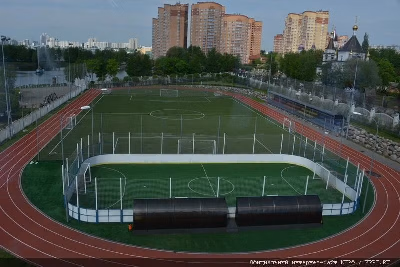 Có cả một sân thể thao rộng lớn cho người dân. Ảnh: ER.