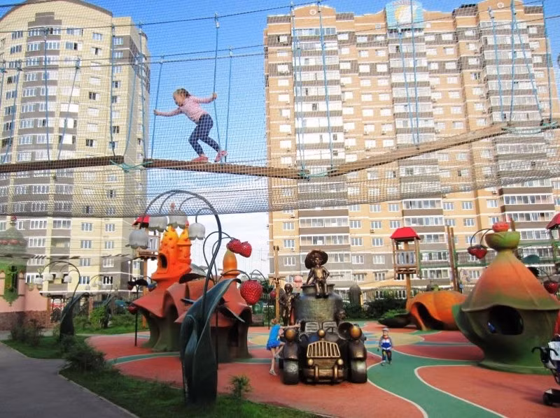 Hầu hết các trang trại tập thể Liên Xô đã được chuyển thành trang trại tư nhân và sau đó được bán hoặc bị bỏ hoang. Riêng trang trại kiểu mới này vẫn được duy trì đến ngày nay. Trong hình là sân chơi cho trẻ em trong nông trại. Ảnh: ER.