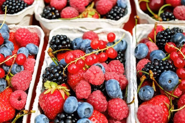 3. Quả mọng: Các loại quả mọng như dâu tây, quả mâm xôi, quả việt quất...có thể hỗ trợ bạn giảm cân. Chúng không chỉ ngon miệng mà còn chứa anthocyanins, chất có khả năng giảm chất béo và đường trong cơ thể. Ảnh: Pixabay.