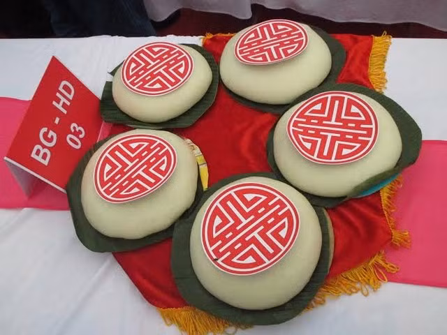 Bánh dày Gia Lộc: Khách qua đường lỡ bữa dừng chân tại thị trấn Gia Lộc (Hải Dương) ăn chiếc bánh dày, uống chén trà hoặc mua vài gói bánh về làm quà cho người thân, chỉ một lần rồi nhớ mãi hương vị. Chiếc bánh dày trắng mịn, dẻo thơm đã trở thành một trong những đặc sản Hải Dương mà du khách đã nếm qua đều khó quên. Ảnh: Vietnamnet.