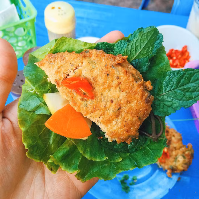 Rươi Tứ Kỳ: Mùa rươi ở Tứ Kỳ, Hải Dương, bắt đầu vào tháng 8 âm lịch, rươi có thể được chế biến thành nhiều món ngon nhưng chả rươi là món được hầu hết mọi người yêu thích. Miếng chả rươi thơm lừng đầy đủ vị chua cay mặn ngọt, có thể “đánh gục” những người có khẩu vị khó tính nhất. Vị ngậy ngậy, ngọt đậm của thịt rươi trộn với trứng gà và mùi thơm thanh thanh của vỏ quýt cộng với húng thơm hấp dẫn, lưu lại hương vị khó quên. Ảnh: Internet.