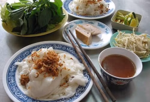 Bánh cuốn Hải Dương: Về thành phố Hải Dương, tìm tới con phố Bắc Sơn, con phố với món bánh cuốn nổi tiếng đã được đưa vào từ điển Wikipedia. Ở đó có quán bánh cuốn bà Thấu gắn liền với thương hiệu bánh cuốn Hải Dương. Nếu ai đã thử, sẽ chẳng thể nào quên những tấm bánh mỏng mướt như giấy pơ-luya, thanh mát, trong suốt mà vẫn béo ngậy. Từ một thương hiệu bánh cuốn bà Thấu, hàng loạt hàng bánh cuốn cũng mọc lên ở thành phố Hải Dương. Ảnh: Foody.