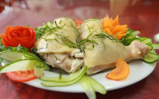 Gà Mạnh Hoạch: Gà tươi Mạnh Hoạch của Hải Dương nổi tiếng khắp cả nước nhiều năm nay. Đây là một thương hiệu xuất phát từ ông “vua gà” đến từ Hải Dương – Phạm Hồng Hoạch. Từ một quán nhỏ do ông Phạm Hồng Hoạch làm chủ đến nay đã trở thành một thương hiệu có hệ thống nhà hàng trên khắp cả nước thu hút nhiều thực khách gần xa. Ảnh: Foody.