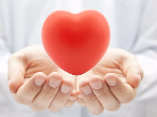 8. Tốt cho tim mạch: Thức uống này giúp tăng cholesterol tốt và ngăn ngừa các bệnh tim mạch. Nó cũng giúp giảm huyết áp. Đây là một trong những lợi ích sức khoẻ hàng đầu của việc uống nước mật ong mỗi sáng. Ảnh: Boldsky.