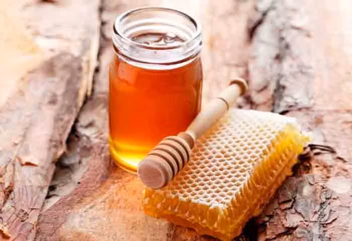 3. Tăng cường hệ thống miễn dịch: Mật ong có khả năng tăng cường sức đề kháng cho cơ thể nếu uống hàng ngày. Ngoài ra, nó còn giúp việc tiêu diệt vi khuẩn, bổ sung enzyme, vitamin và khoáng chất cho cơ thể. Ảnh: Internet.