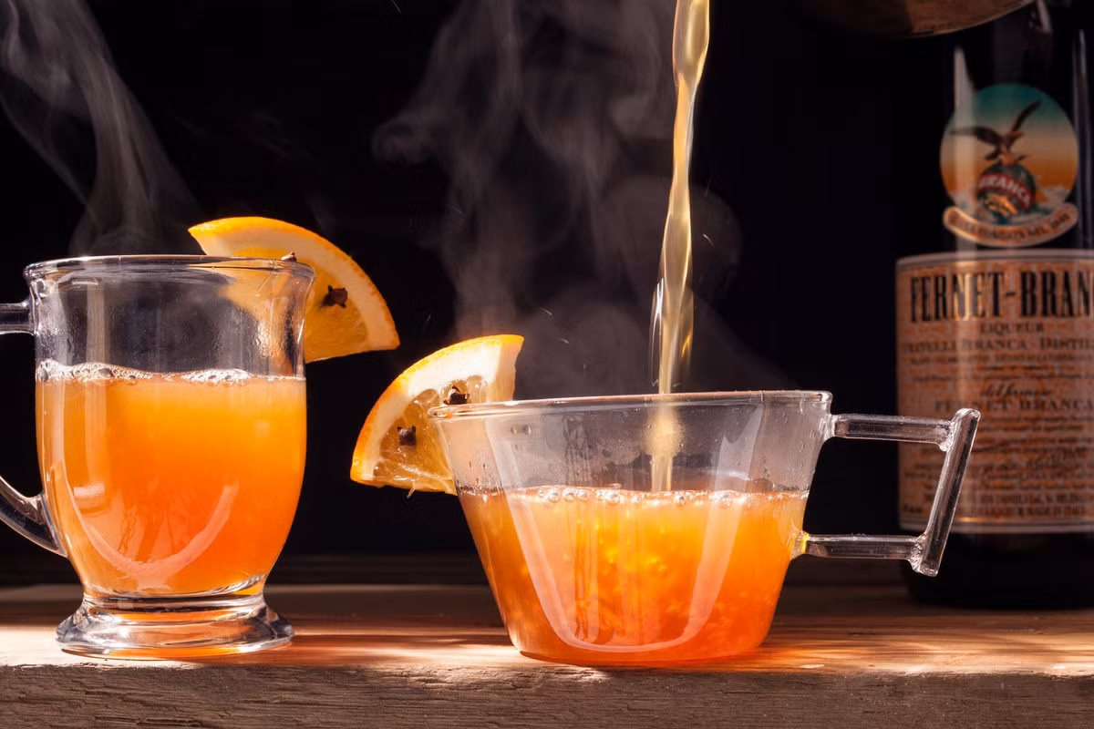 10. Thải độc tố: Mật ong và nước ấm là sự kết hợp tốt nhất giúp tẩy sạch những chất độc hại ra khỏi cơ thể. Bằng cách uống vào mỗi buổi sáng, cơ thể bạn sẽ đào thải những độc tố có thể tích tụ, tránh nguy cơ gây ra bệnh tật. Mẹo nhỏ là bạn có thể thêm chanh tươi vào nước mật ong trên để giúp lợi tiểu, tăng hiệu quả giải độc. Ảnh: Internet.