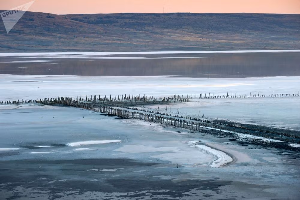 Người ta nói rằng bùn khoáng ở hồ này giúp cải thiện sự trao đổi chất của con người, tăng cường hệ thống miễn dịch và thậm chí cải thiện hô hấp. Ảnh: Sputnik.