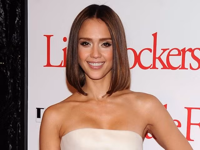 Nếu bạn có mái tóc thẳng tự nhiên như Jessica Alba, hãy thử để kiểu tóc bob dài hiện đại như cô ấy. Xu hướng tìm kiếm các kiểu tóc này cũng tăng 70% từ năm 2016. Ảnh: Getty.