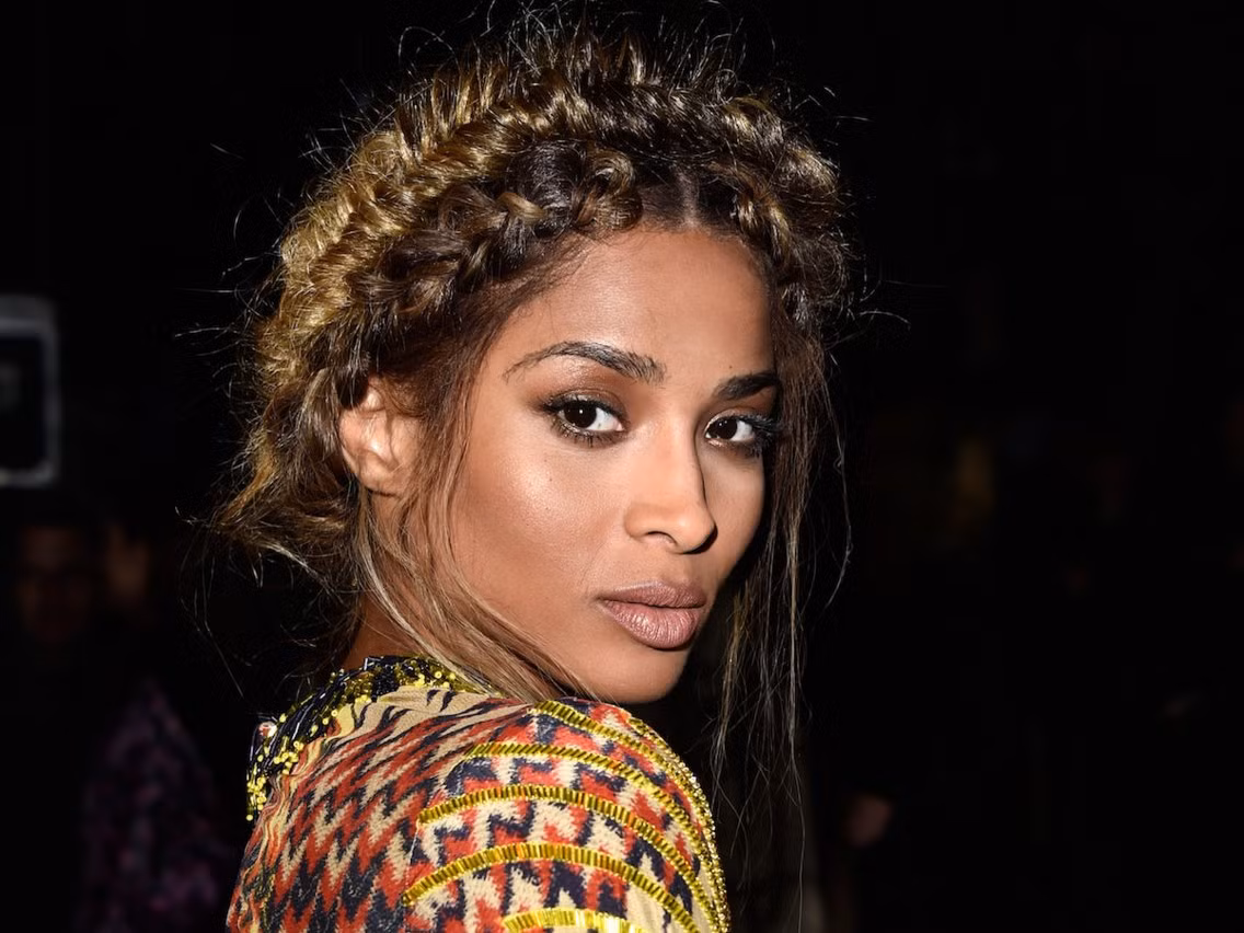 Kiểu tóc bện này tuy rất đẹp và ấn tượng nhưng điểm trừ là khá tốn thời gian nên có lẽ chỉ dành cho những dịp đi tiệc hoặc tham sự sự kiện nào đó. Ảnh: Getty.