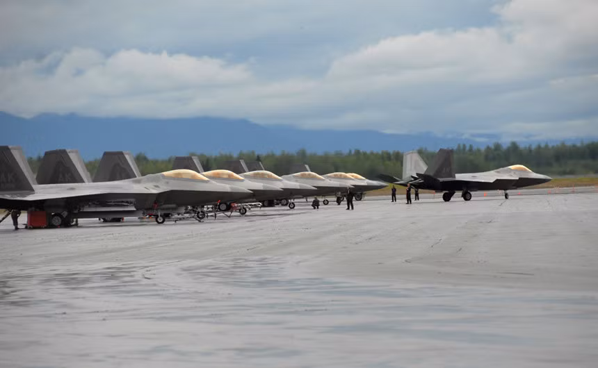 Tiêm kích tàng hình F-22 Raptor sẽ hộ tống cho máy bay ném bom B-1, B-52 và B-2 trong các sứ mệnh tấn công. Ngoài ra, khả năng tàng hình ưu việt sẽ cho phép nó bí mật tiếp cận và tiêu diệt các mục tiêu quan trọng của đối phương. Ảnh: USAF.