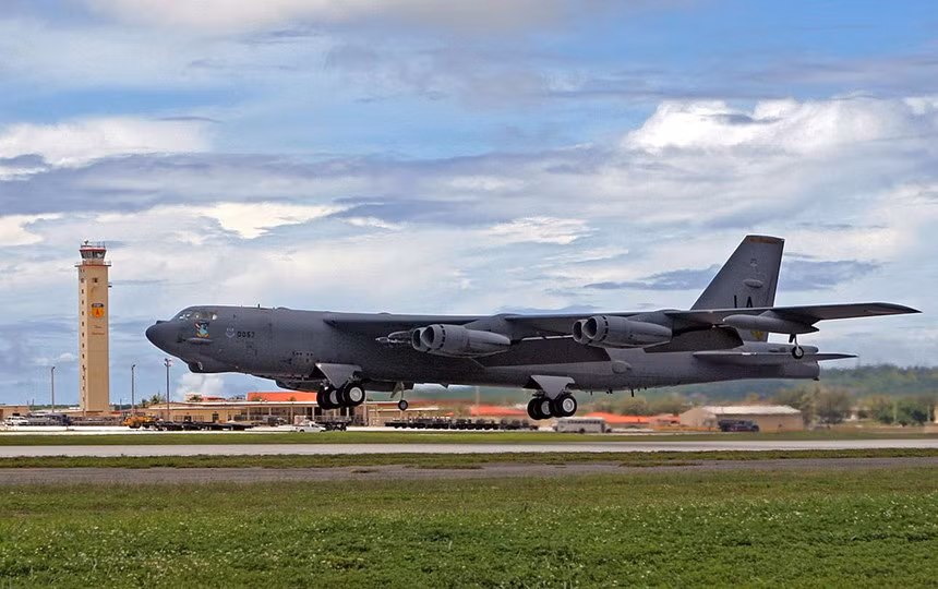  Vũ khí tối tân của Mỹ tại căn cứ đảo Guam phải kể đến bộ ba máy bay ném bom chiến lược B-52. Căn cứ này là nơi hoạt động thường xuyên của bộ ba máy bay ném bom chiến lược B-52 (ảnh), B-1B và phi cơ tàng hình B-2 Spirit. Ảnh: USAF.