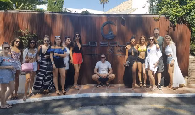 Các nhân viên may mắn này đang làm việc tại công ty du lịch Anh có tên Red7. Trong hình là vị sếp Lucas chụp cùng các nhân viên tại khu nghỉ mát đầy nắng ở Tây Ban Nha. Ảnh: Solent News.