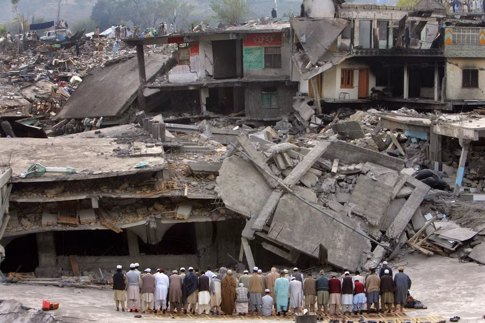 4. Động đất ở Kashmir: Năm 2005, một trong những trận động đất mạnh nhất trong lịch sử gần đây đã tràn vào vùng Kashmir ở Pakistan. Đó là một trận động đất 7,6 độ richter, gây ra sự phá hủy rộng khắp. Một trong những khu vực bị thiệt hại nhiều nhất là thị trấn Balakot. 90% số tòa nhà ở Balakot đã bị phá hủy khiến nơi này bị bỏ hoang hoàn toàn.