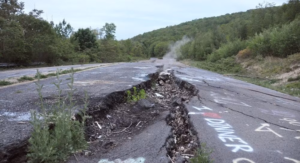 10. Centralia, Pennsylvania, Mỹ: Centralia được coi là một "thị trấn ma" tại Hạt Columbia, bang Pennsylvania, Mỹ. Dân số tại đây đã giảm từ 1.000 người vào năm 1981 xuống còn 12 người vào năm 2005, 9 người vào năm 2007 và 7 người vào năm 2010 sau một vụ cháy mạch than gầy tại một mỏ lộ thiên từ năm 1962.
