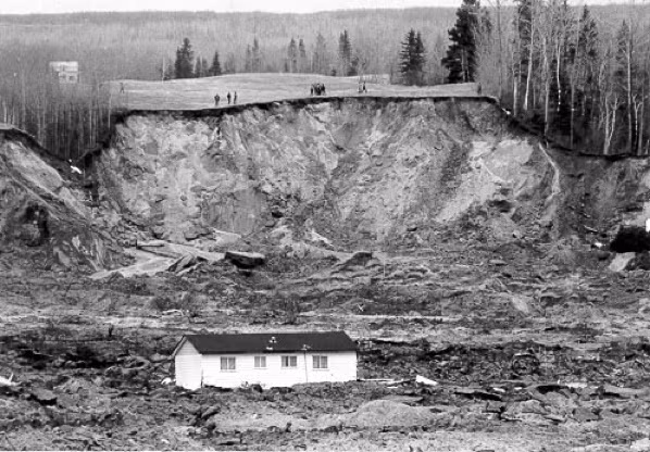 7. Ngôi làng Saint-Jean-Vianney ở Quebec, Canada sụp đổ sau khi một trận mưa lớn xảy ra ngày 4/5/1971. Trong khoảng 5 phút, các ngôi nhà ở thị trấn đổ sập xuống do nền đất yếu và khiến 31 người chết. Người sống sót sau đó chuyển đến sống ở thành phố Arvida gần đó và biến Saint-Jean-Vianney trở thành một thị trấn ma.