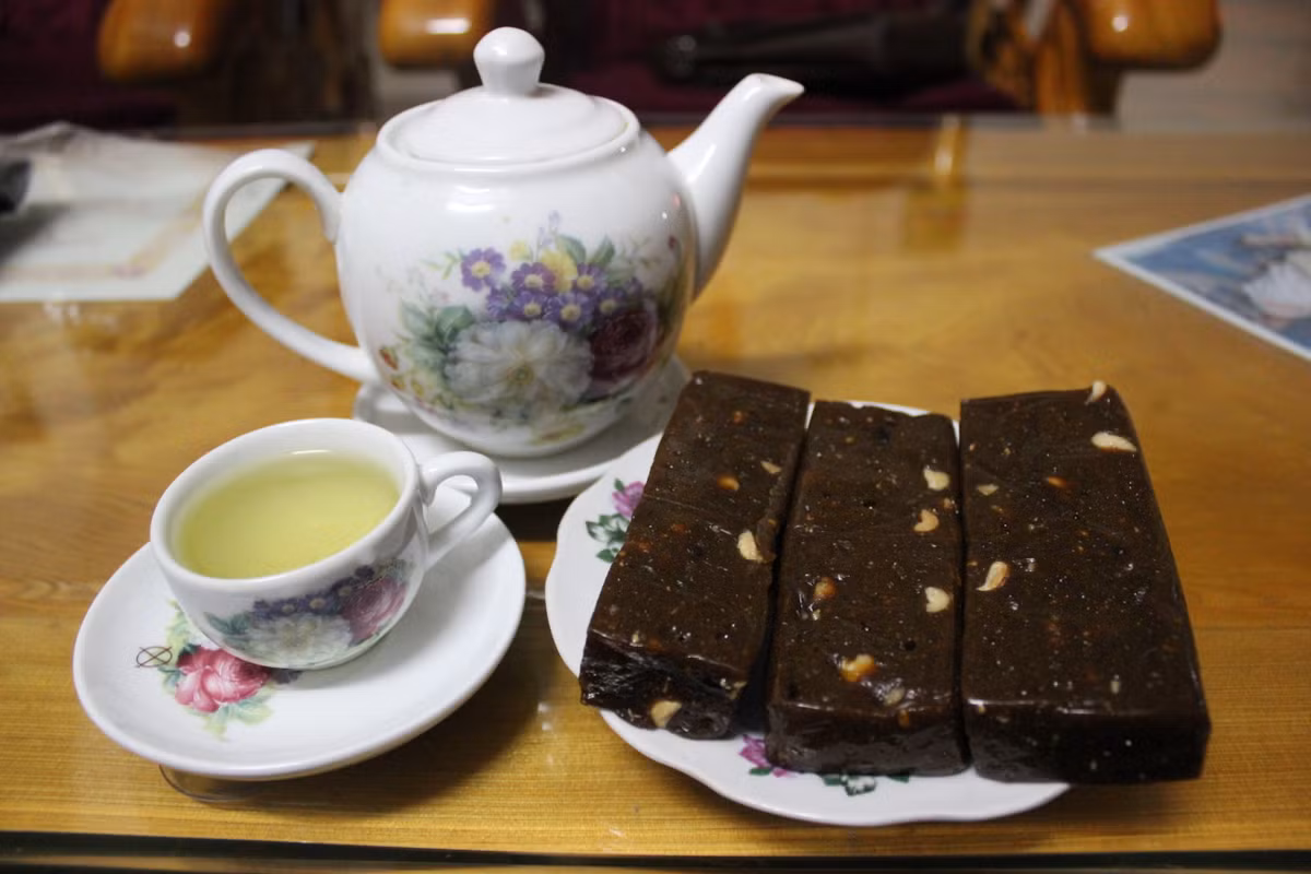 Bánh chè lam: Vùng đất Cao Bằng còn nổi tiếng với món bánh chè lam - loại bánh cổ truyền của người dân nơi đây. Bánh làm bằng bột nếp rang, lạc rang, gừng và mạch nha. Khi thưởng thức cảm nhận được độ dính của mật, độ mịn, vị dẻo dai của bột nếp, vị ngọt ngào của mật, một chút cay của gừng, một chút bùi bùi của lạc, tất cả đem đến cho chiếc bánh một hương vị thơm ngon, khó quên. Khi thưởng thức bánh chè lam cùng với trà nóng, du khách sẽ nhớ về non nước Cao Bằng xinh đẹp. Ảnh: Internet.