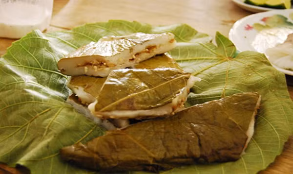 Bánh trứng kiến: Cứ vào khoảng tháng 4, tháng 5 hàng năm, bà con dân tộc Tày tỉnh Cao Bằng lại cùng nhau vào rừng tìm trứng kiến đen về làm bánh Trứng kiến. Bánh Trứng kiến (tiếng Tày gọi là pẻng rày) được làm từ bột nếp, trứng kiến cùng lá non của cây vả. Trứng kiến đen ở rừng Cao Bằng rất mẩy, béo và có hàm lượng đạm cao. Bánh này ăn dẻo, thơm mùi lá vả, béo và ngậy mùi trứng kiến. Ảnh: Lienviettravel.