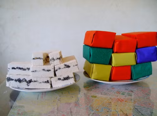 Bánh khảo: Bánh khảo là một trong những đặc sản nổi tiếng của Cao Bằng được nhiều người ưa chuộng. Nguyên liệu làm bánh là loại gạo nếp ngon, thơm, hạt tròn mẩy đều. Đường dùng làm bánh khảo thường là đường kính hoặc đường phên. Nhân bánh có vị bùi của lạc, vừng, vị béo ngậy của mỡ lợn. Khi ăn ta cảm nhận được vị ngọt thanh của đường, vị thơm của bột nếp rất đậm đà. Ảnh: Vietq.