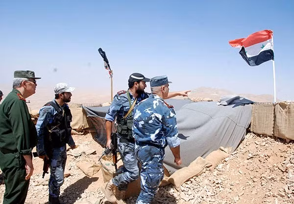 Cùng ngày, quân đội Liban cũng bắt đầu tấn công cứ điểm của IS gần thị trấn Ras Baalbeck vào 5 giờ sáng (giờ địa phương, khoảng 9 giờ Việt Nam), trong đó sử dụng tên lửa, pháo kích và trực thăng. Ảnh: Farsnews.