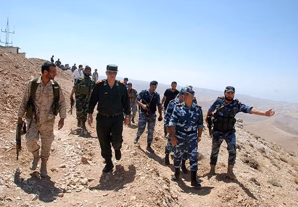 Trong khi đó, chiến dịch của quân đội Liban được tiến hành bên trong lãnh thổ Liban và không có sự phối hợp với quân đội Syria. Ảnh: Farsnews.