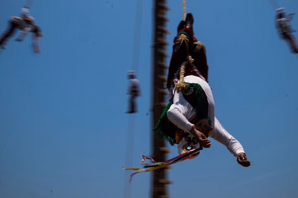 Trong khu vực bản địa này, các nhóm nhảy truyền thống khác cũng được mời đến khiêu vũ trong các cuộc rước kiệu tôn giáo. Ảnh: Al Jazeera.