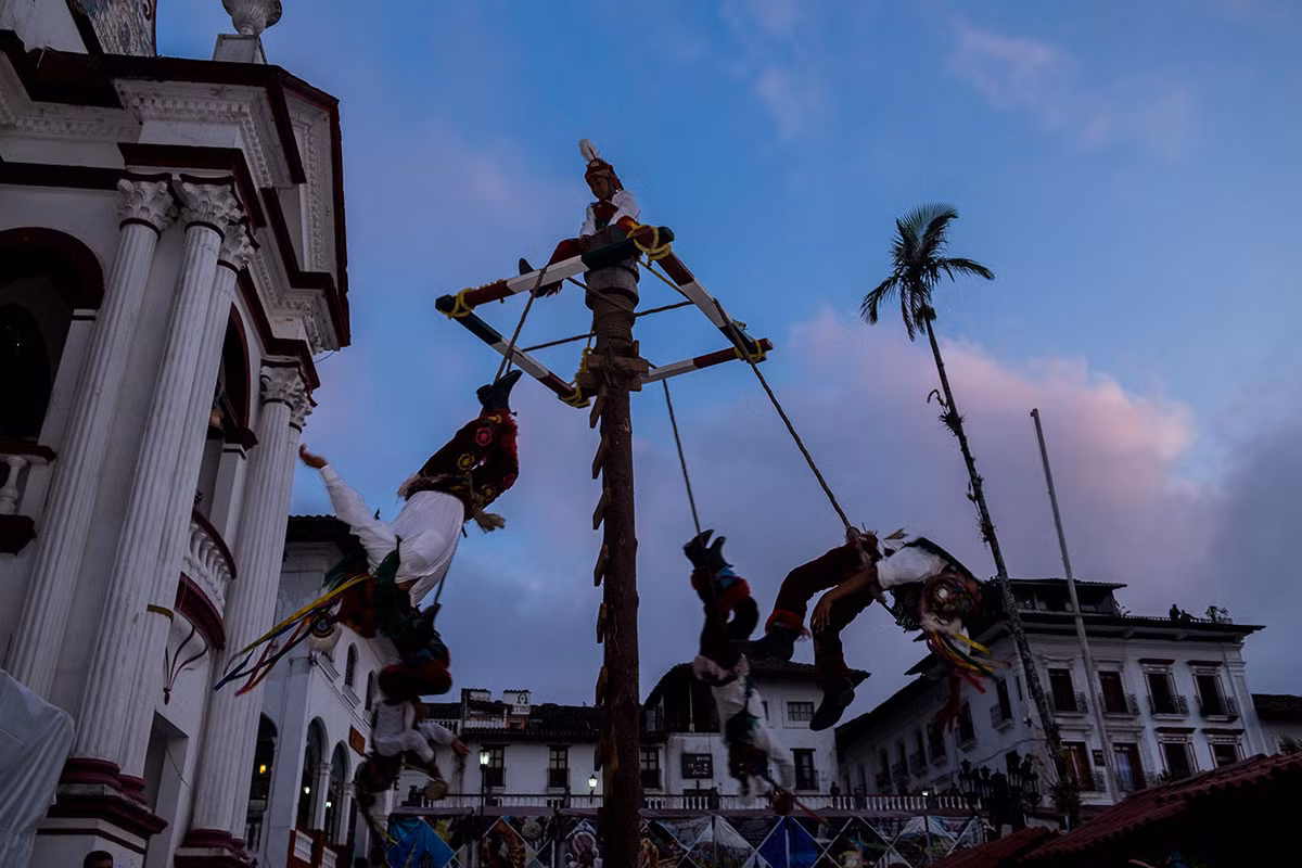 Khi còn nhỏ, trẻ học cách nối dây và các kỹ thuật bay. Khi được 9 tuổi, chúng được phép chính thức gia nhập một nhóm nhảy địa phương. Ảnh: Al Jazeera.