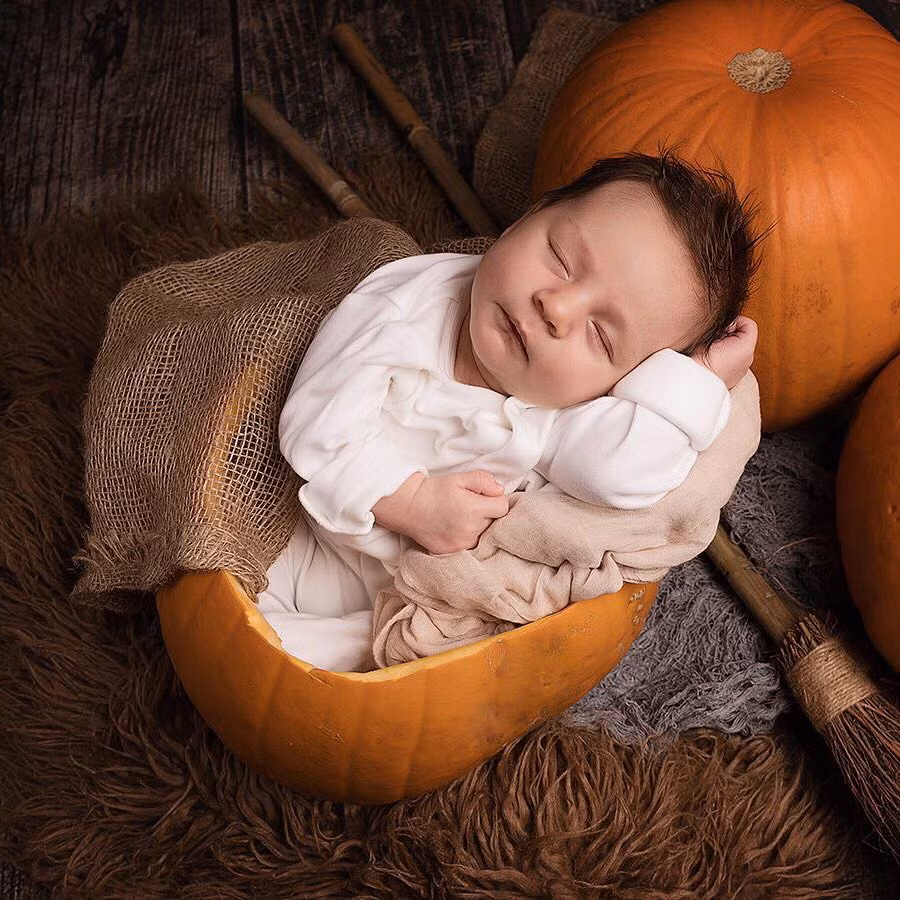 Sau đây là một số hình ảnh các bé chụp cùng bí ngô khiến bạn muốn “tan chảy”. Em bé có giấc ngủ ngon lành trong quả bí ngô. Ảnh: Instagram.