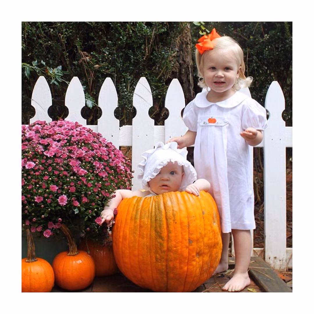 Hai chị em chụp ảnh cùng bí ngô. Ảnh: Instagram.