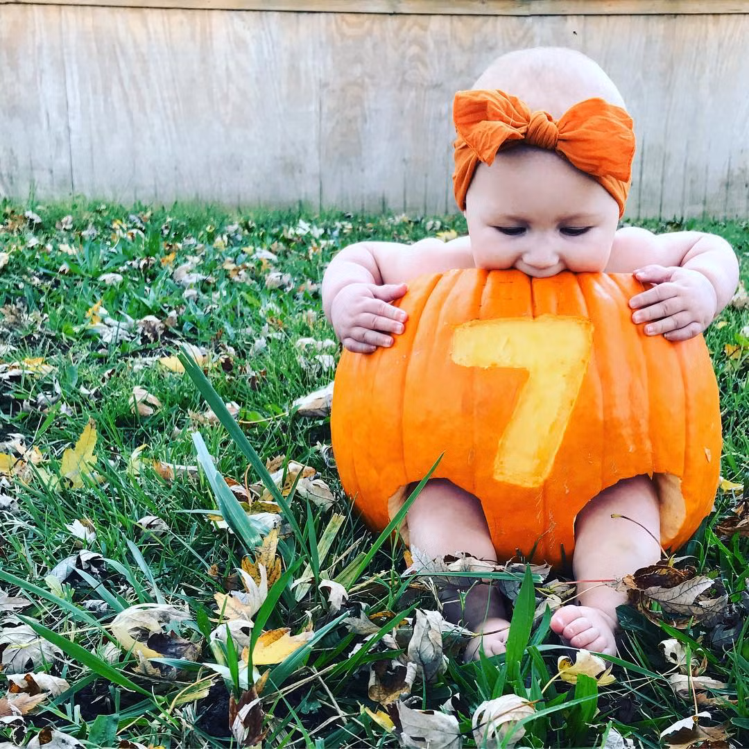 “Quả bí ngô” dễ thương mới 7 tháng tuổi. Ảnh: Instagram.