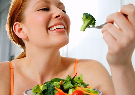 Sau đây là 12 bí quyết để có hơi thở thơm tho cả ngày của nha sĩ Debra Glassman và Jennifer Jablow. Thứ nhất là thực hiện chế độ ăn uống low-carb cân bằng với chất béo và protein. Hãy bổ sung các thực phẩm lành mạnh như bông cải xanh, cà rốt, khoai lang và trái cây tươi vào chế độ ăn uống của bạn, giúp cân bằng lượng chất béo và thúc đẩy hơi thở thơm hơn.