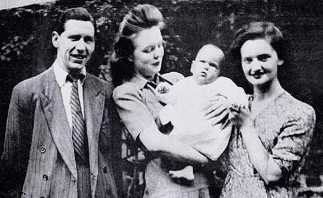 9. Nhận án tử hình oan vì giết vợ con: Năm 1950, viên tài xế 25 tuổi Timothy Evans tại xứ Wales phải nhận bản án tử hình vì tội bóp chết vợ và con gái 14 tháng tuổi. Tuy nhiên, hung thủ chính là người hàng xóm tên John Christy. Phải mất 16 năm sau, tòa án mới chính thức minh oan cho Timothy Evans.