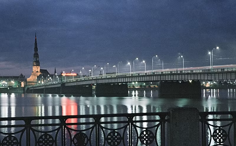 Cầu đá qua sông Daugava năm 1980.