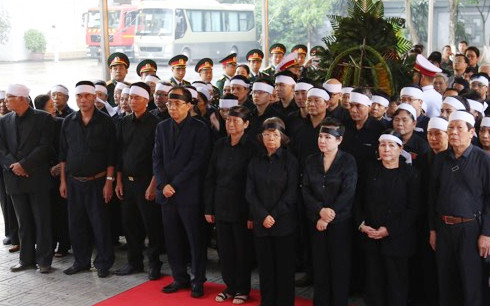 Nguyen Chu tich nuoc, Dai tuong Le Duc Anh da yen nghi noi long dat me-Hinh-80