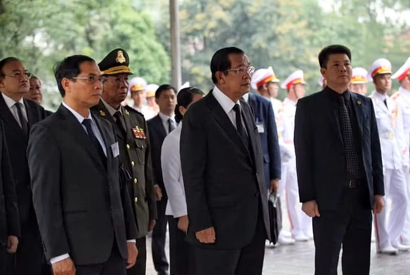 Nguyen Chu tich nuoc, Dai tuong Le Duc Anh da yen nghi noi long dat me-Hinh-63