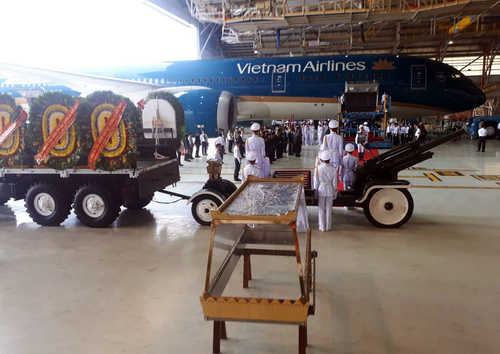 Nguyen Chu tich nuoc, Dai tuong Le Duc Anh da yen nghi noi long dat me-Hinh-25