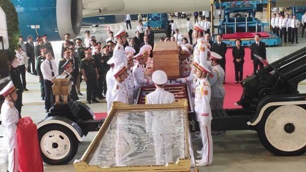 Nguyen Chu tich nuoc, Dai tuong Le Duc Anh da yen nghi noi long dat me-Hinh-26