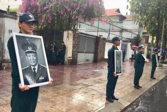 Nguyen Chu tich nuoc, Dai tuong Le Duc Anh da yen nghi noi long dat me-Hinh-21