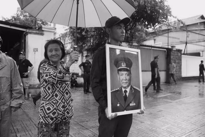 Nguyen Chu tich nuoc, Dai tuong Le Duc Anh da yen nghi noi long dat me-Hinh-20