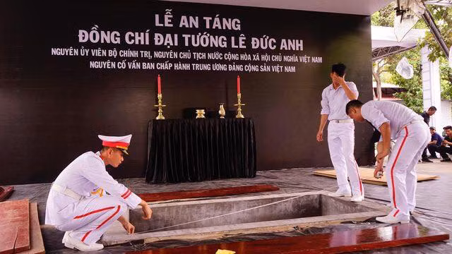 Nguyen Chu tich nuoc, Dai tuong Le Duc Anh da yen nghi noi long dat me-Hinh-23