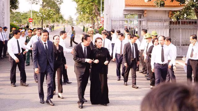 Nguyen Chu tich nuoc, Dai tuong Le Duc Anh da yen nghi noi long dat me-Hinh-12