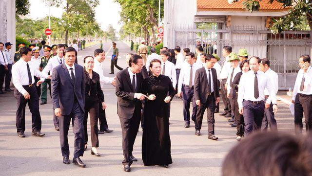 Nguyen Chu tich nuoc, Dai tuong Le Duc Anh da yen nghi noi long dat me-Hinh-12