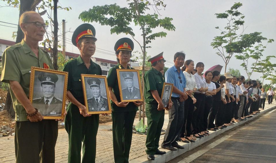 Nguyen Chu tich nuoc, Dai tuong Le Duc Anh da yen nghi noi long dat me-Hinh-16