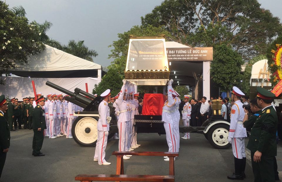 Nguyen Chu tich nuoc, Dai tuong Le Duc Anh da yen nghi noi long dat me-Hinh-9