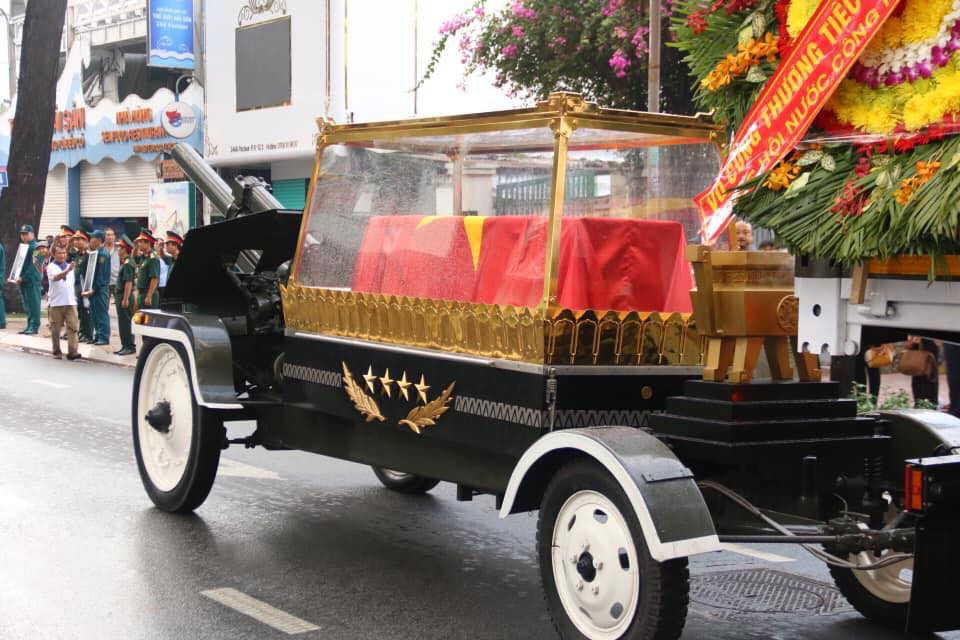 Nguyen Chu tich nuoc, Dai tuong Le Duc Anh da yen nghi noi long dat me-Hinh-14