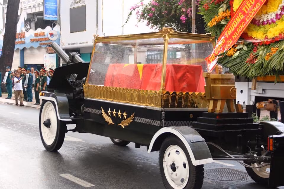 Nguyen Chu tich nuoc, Dai tuong Le Duc Anh da yen nghi noi long dat me-Hinh-14