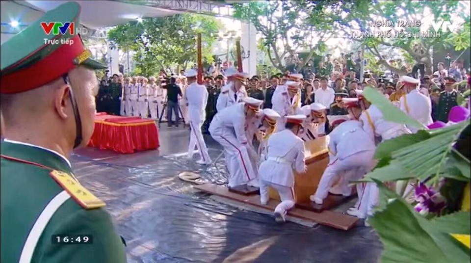 Nguyen Chu tich nuoc, Dai tuong Le Duc Anh da yen nghi noi long dat me-Hinh-2