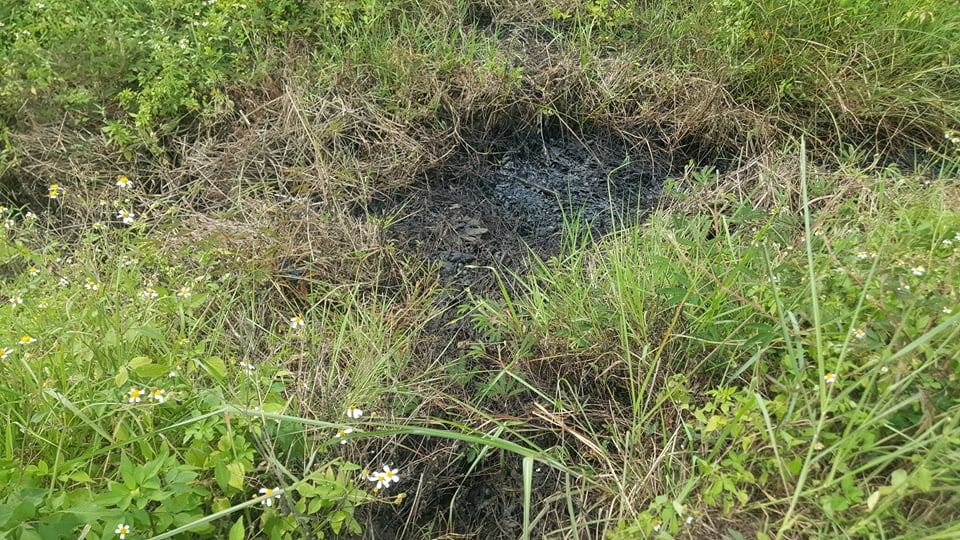 Một số người dân địa phương cho biết, tình trạng chất thải bị đổ trộm ra khu vực này mới xuất hiện cách đây vài tháng. Người dân nghi ngờ một đơn vị được thuê thu gom chất thải từ nhà máy chế biến nông sản thực phẩm gần đó. Tuy nhiên, nhà máy này đã ngừng hoạt động.