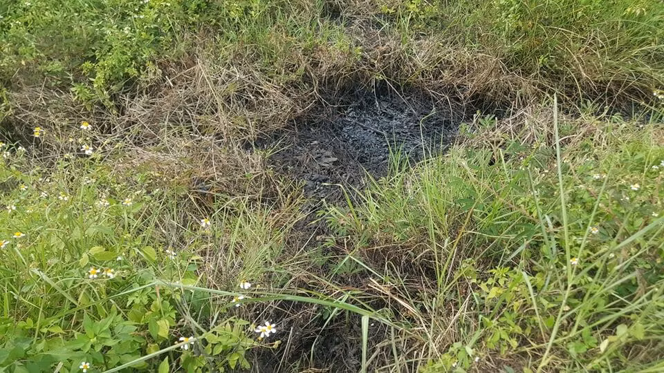 Một số người dân địa phương cho biết, tình trạng chất thải bị đổ trộm ra khu vực này mới xuất hiện cách đây vài tháng. Người dân nghi ngờ một đơn vị được thuê thu gom chất thải từ nhà máy chế biến nông sản thực phẩm gần đó. Tuy nhiên, nhà máy này đã ngừng hoạt động.